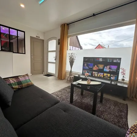 L'aphrodite Apartment *